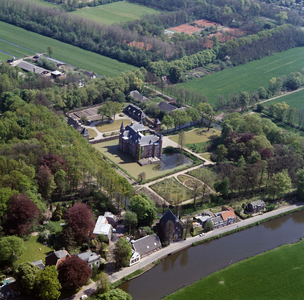 842219 Luchtfoto van Slot Zuylen met het omliggende park (Tournooiveld 1) te Oud-Zuilen (gemeente Maarssen), vanuit het ...